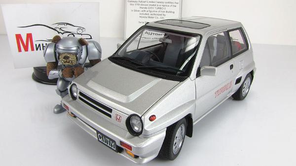 HONDA CITY TURBO II (WITH MOTOCOMPO IN RED)(WITH IRON BULLDOG & DISPLAY CASE INCLUDED) (Autoart) [1983г., Серебристый, 1:18]