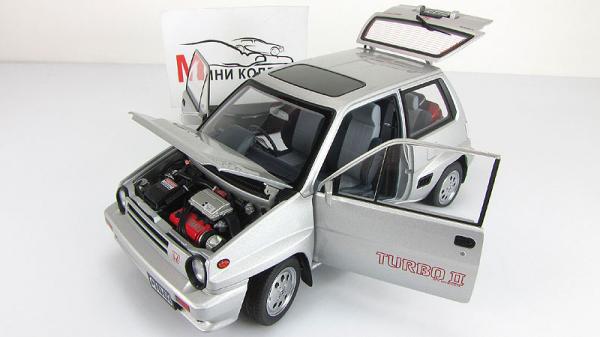 HONDA CITY TURBO II (WITH MOTOCOMPO IN RED)(WITH IRON BULLDOG & DISPLAY CASE INCLUDED) (Autoart) [1983г., Серебристый, 1:18]