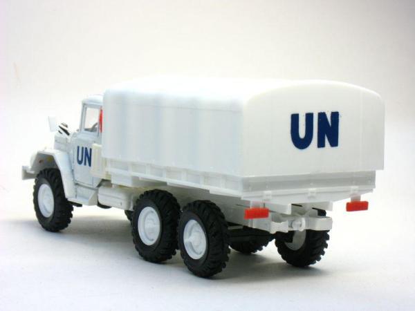 ЗИЛ-131 с тентом «ООН» (UN) (Элекон) [1966г., Белый, 1:43]