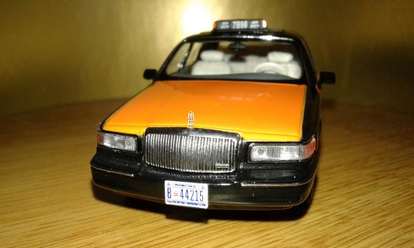 Lincoln Town Car New-York Taxi (Premium X) [1996г., черный , оранжевый, 1:43]