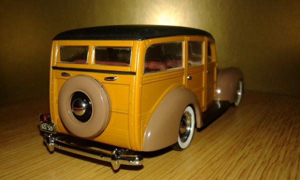 Ford Deluxe Woody Station Wagon (Minichamps) [1940г., коричневый, 1:43]