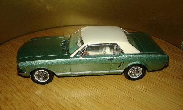 Ford Mustang Convertible (Premium X) [1965г., салатовый, 1:43]