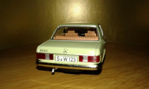 Mercedes-Benz 200D (WhiteBox) [1976г., салатовый, 1:43]