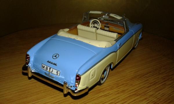 Mercedes-Benz 220SE Convertible (WhiteBox) [1958г., бежевый-голубой, 1:43]