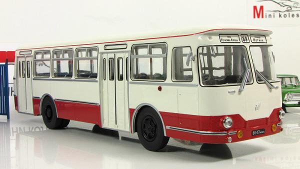 Лиаз-677 (Classicbus) [1967г., бежевый, бордовые полосы, 1:43]