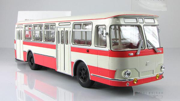 Лиаз-677 (Classicbus) [1974г., Бежевый, красные полосы, 1:43]