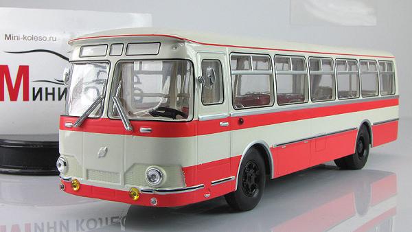 Лиаз-677 (Classicbus) [1974г., Бежевый, красные полосы, 1:43]