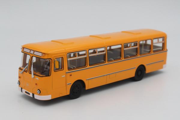 Лиаз-677М (Советский автобус) [1986г., Охра, белые двери.белый бампер	., 1:43]
